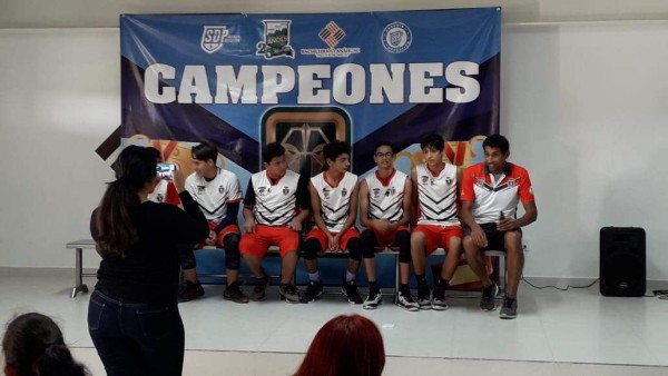 La ceremonia se realizó en el auditorio de la Preparatoria Anáhuac.
