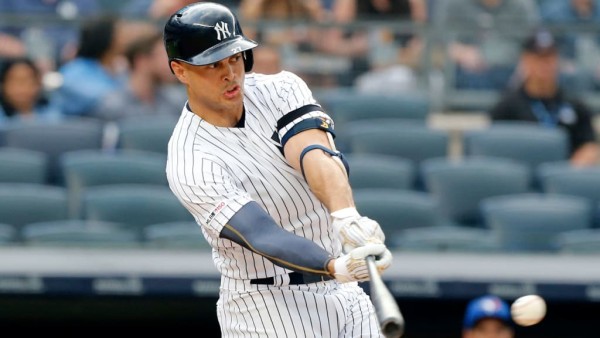 Giancarlo Stanton se recupera de un esguince en la rodilla derecha.