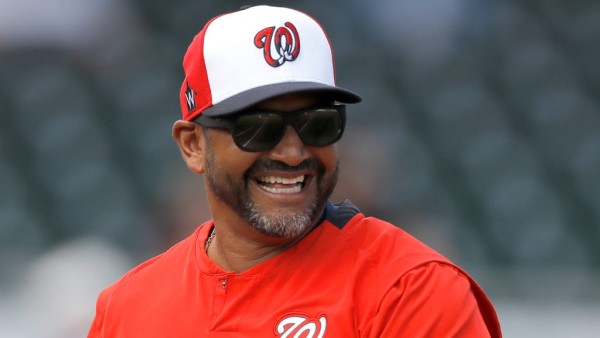 Dave Martínez seguirá al frente de los Nacionales de Washington por las próximas tres temporadas.