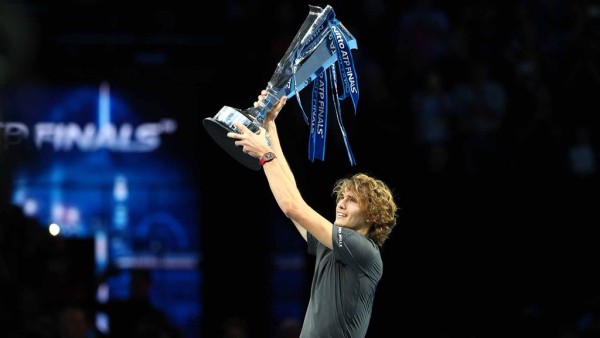 Alexander Zverev sorprende a Novak Djokovic y se corona en Londres