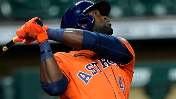 Yordan Álvarez es operado de ambas rodillas