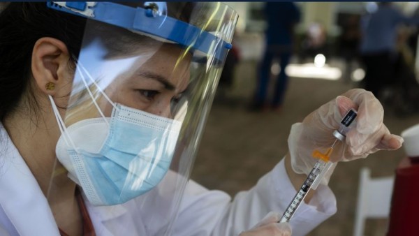 Advierten sobre estafas con las vacunas de Pfizer, AstraZeneca y Moderna