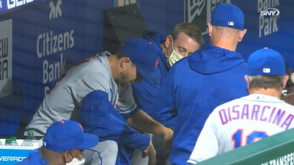 Jacob DeGrom abandonó su salida del miércoles por un espasmo en la corva derecha.