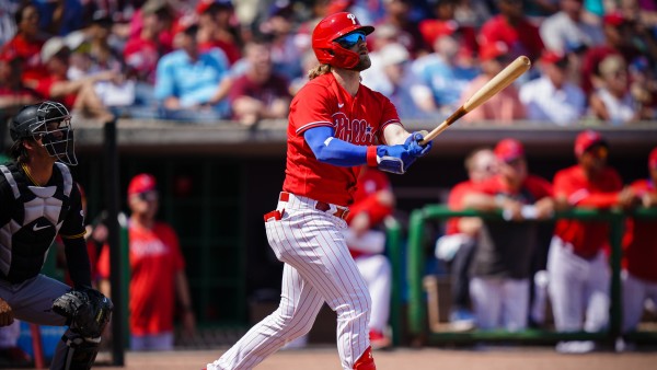 Bryce Harper batea sus primeros dos jonrones de primavera