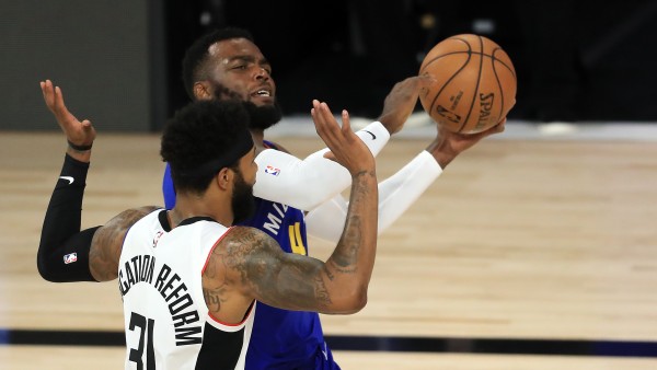 Denver Nuggets logra una remontada de 16 puntos y sigue con vida