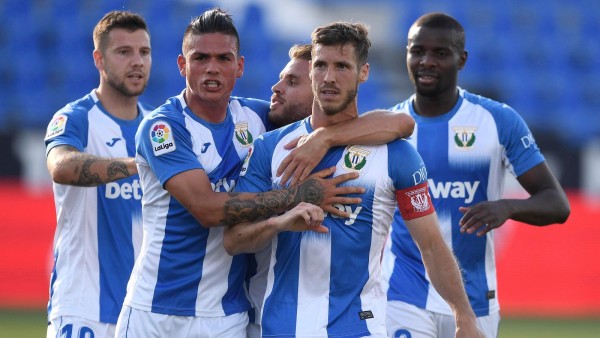 Los jugadores del Leganés celebran tras marcar ante el Valencia. (Fotos: Twitter @CDLeganes)