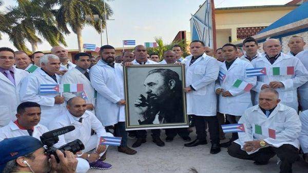 Médicos cubanos.