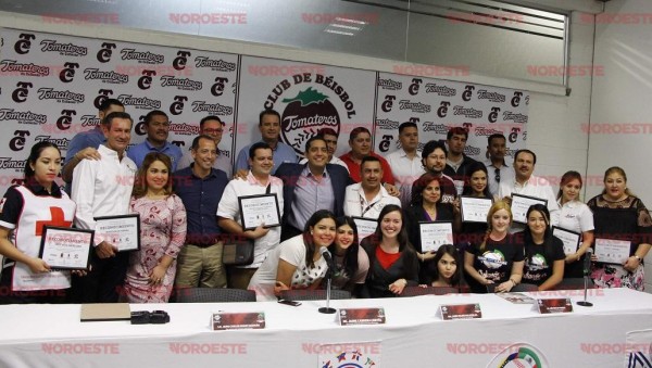 El Ayuntamiento y directiva guinda reconocen labor de voluntarios en la pasada Serie del Caribe.