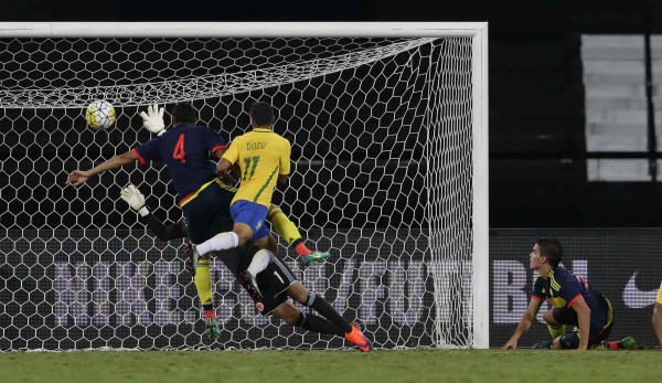 Dudu marca su gol.