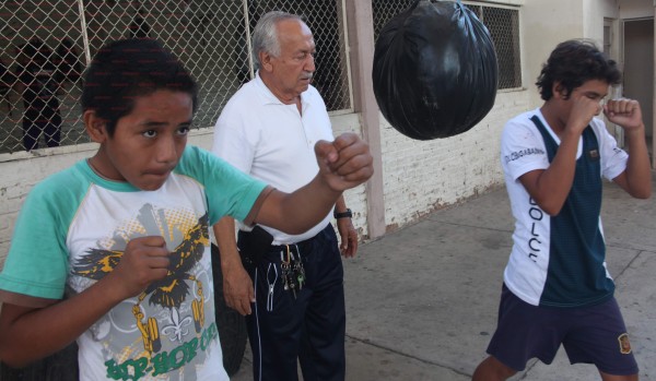 Desarrolla Marcos Hernández futuros talentos en el gimnasio de la UAS