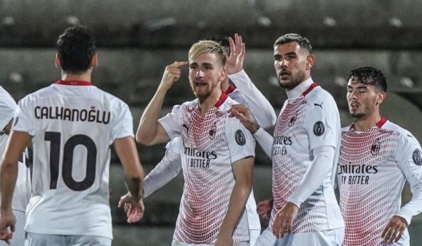AC Milan batalló demasiado para meterse a la fase de grupos.
