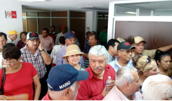 Los docentes se manifestaron en las oficinas de la SEPyC.