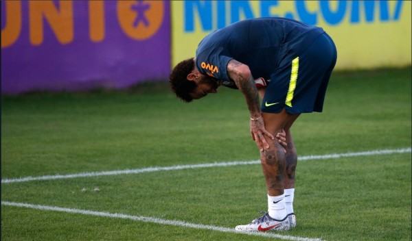 Neymar sale cojeando de su primer práctica con la Canarinha