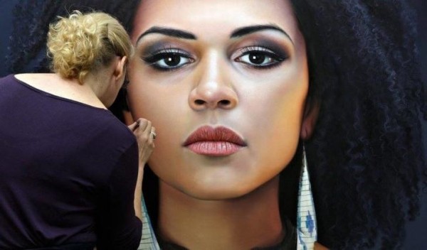 Christiane Vleugels pintando con hiperrealismo.