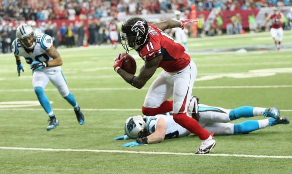 Julio Jones escapa de la marca de un defensivo para anotar seis puntos por los Halcones.