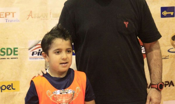 André Moreno de Guadalajara recibe el trofeo de campeón canastero.