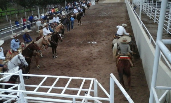 Los jinetes se preparan para sus suertes.