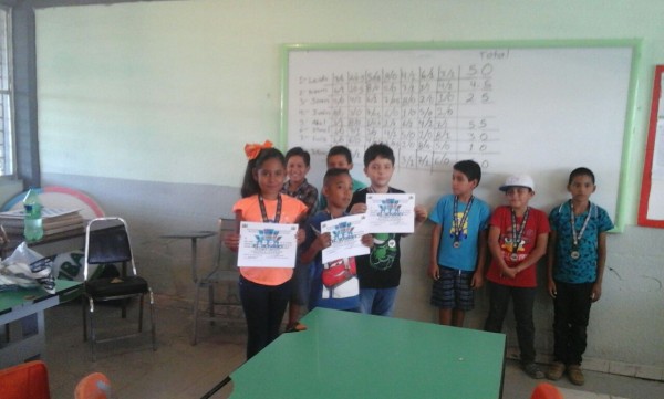 Los ganadores muestran sus reconocimientos.