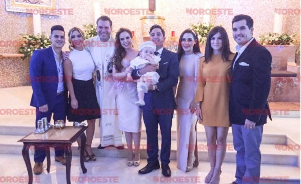 Los padrinos con Juan Pablo y sus papás y el Sacerdote que ofició la ceremonia.