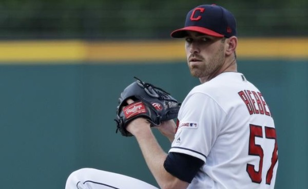 Shane Bieber arroja positivo por Covid-19