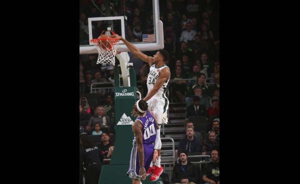 Giannis Antetokounmpo tiene una gran actuación.