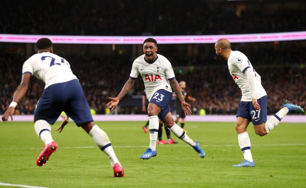 Steven Bergwiijn celebra su gol.