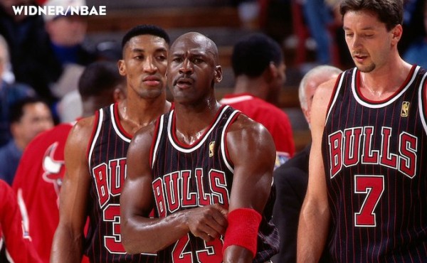 Toni Kukoc (der.) defiende a Jerry Krause.