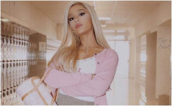 Ariana Grande luce como Regina George en el video.