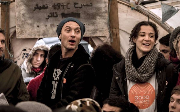 Jude Law apoya a migrantes en Francia
