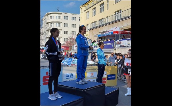 Alegna González se ubica en el segundo lugar del podio.
