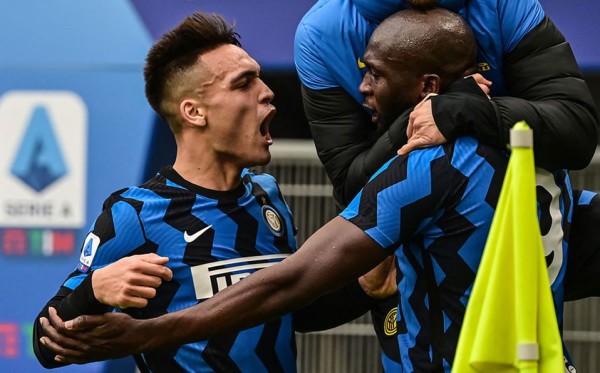 La dupla estelar del Inter definió el Derbi.