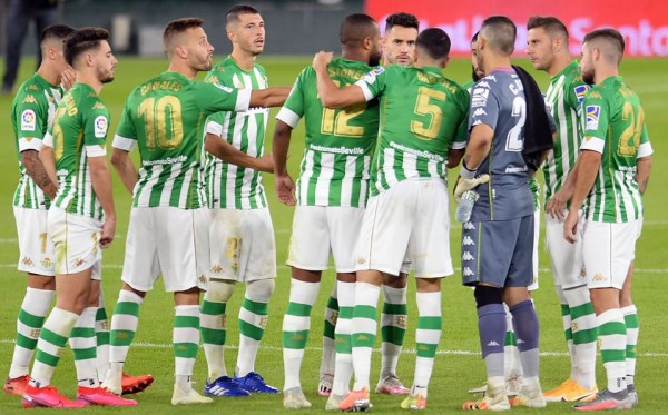 Los jugadores del Betis, molestos tras la derrota ante la Real Sociedad.