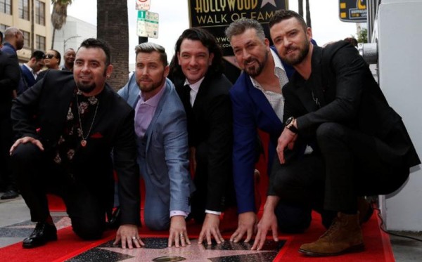 N'Sync conserva a sus fans, que se dan cita a la develación de su estrella.
