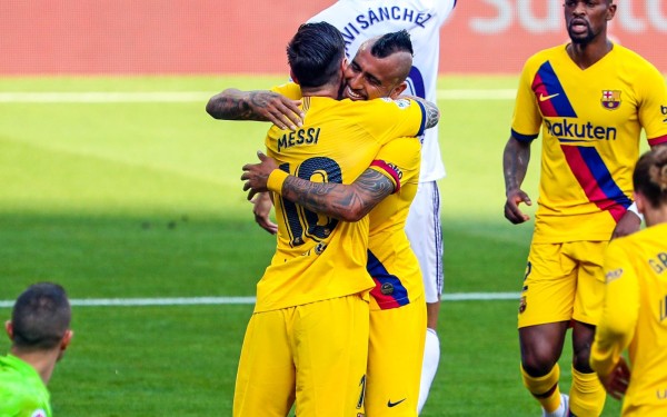 Arturo Vidal es felicitado por Lionel Messi. (Fotos: Twitter @FCBarcelona_es)