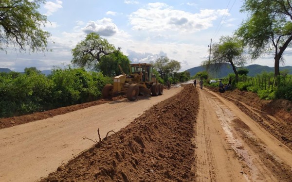 Debido a lluvias, en El Fuerte dan mantenimiento a caminos