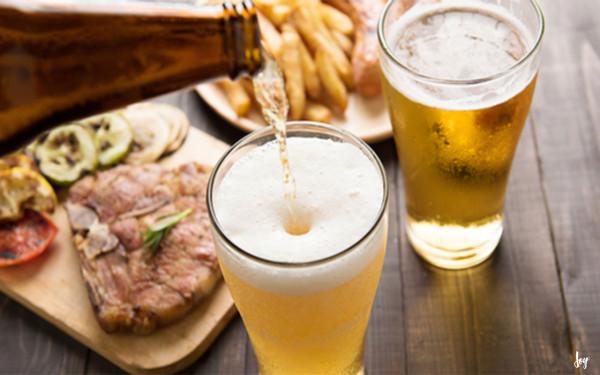 El precio de la cerveza, en las marcas más populares, tienen un aumento del 8 por ciento en sus precios.