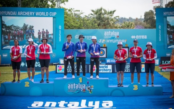 El equipo mexicano de tiro con arco sube al podio.