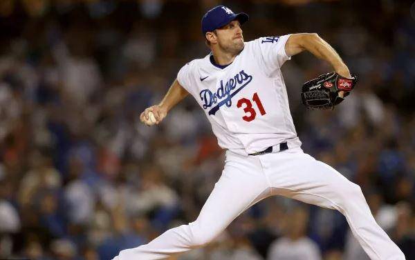 El tres veces ganador del premio de pitcheo Cy Young, de 37 años, ganará 43.3 millones por temporada.