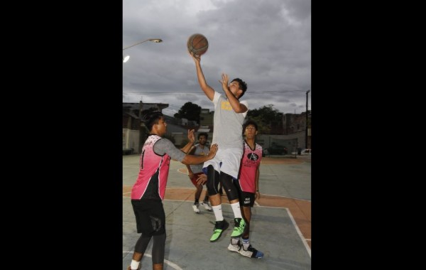 Rugen fuerte en el Torneo de Baloncesto Empresarial 'Promociones JGF'