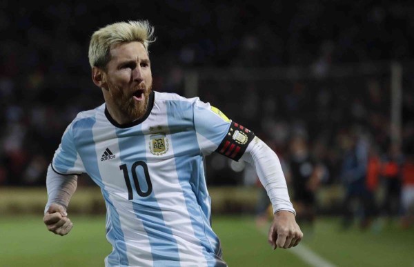 Lionel Messi festeja su anotación.