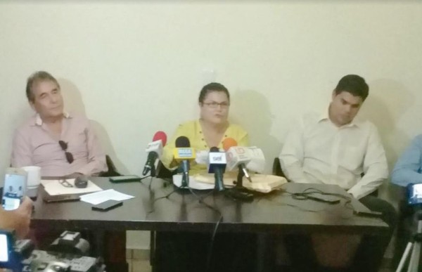 Jorge Figueroa Cancino, la Síndica Procuradora, Elsa Bojórquez Mascareño, y representantes de colegios de profesionistas.