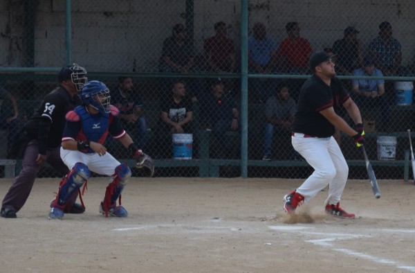 Mega Autos El Peinado toma ventaja en la semifinal del softbol varonil de La Careada