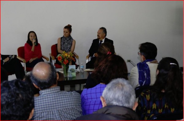 Hanna Okamura y Leónidas Alfaro comentan el libro Raíces perdidas, de María Julia Hidalgo, en el MIA.