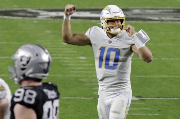 Los Chargers sacan el triunfo ante Raiders con un vuelo salvador