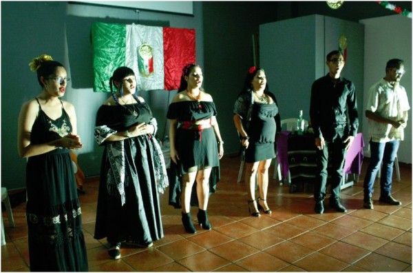 Los participantes reciben la ovación del público por su talento vocal.
