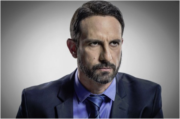 Pablo Valentín es Benjamín Acosta en Por amar sin ley.