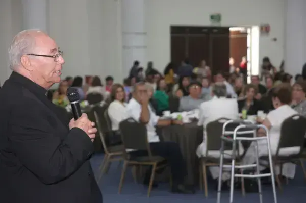 El Padre Horacio Hernández de la Torre expresando un mensaje en uno de los desayuno anteriores.