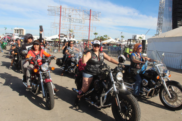 La salida de los bikers de la Plaza de la Moto.