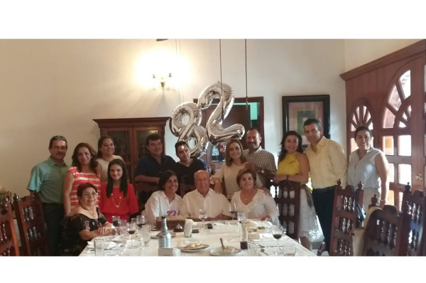 82 años lleno de dicha fueron celebrados al Conde, Luis Villegas Murguía.
