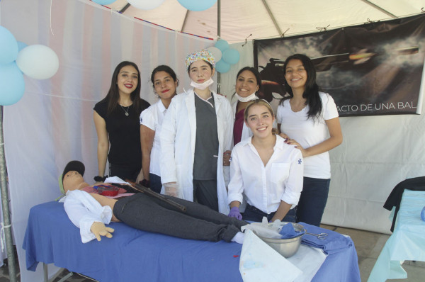 Los alumnos del stand que presentó el efecto de un disparo de bala.